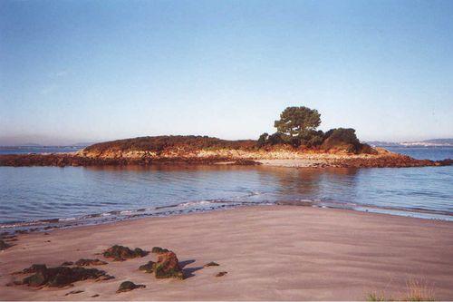 Playa Santo do Mar (Isla San Clemente) en Galicia. Codigo2 Studios