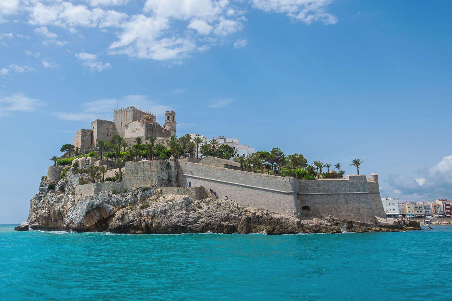 Vista del Castillo de Peñiscola. Envato 