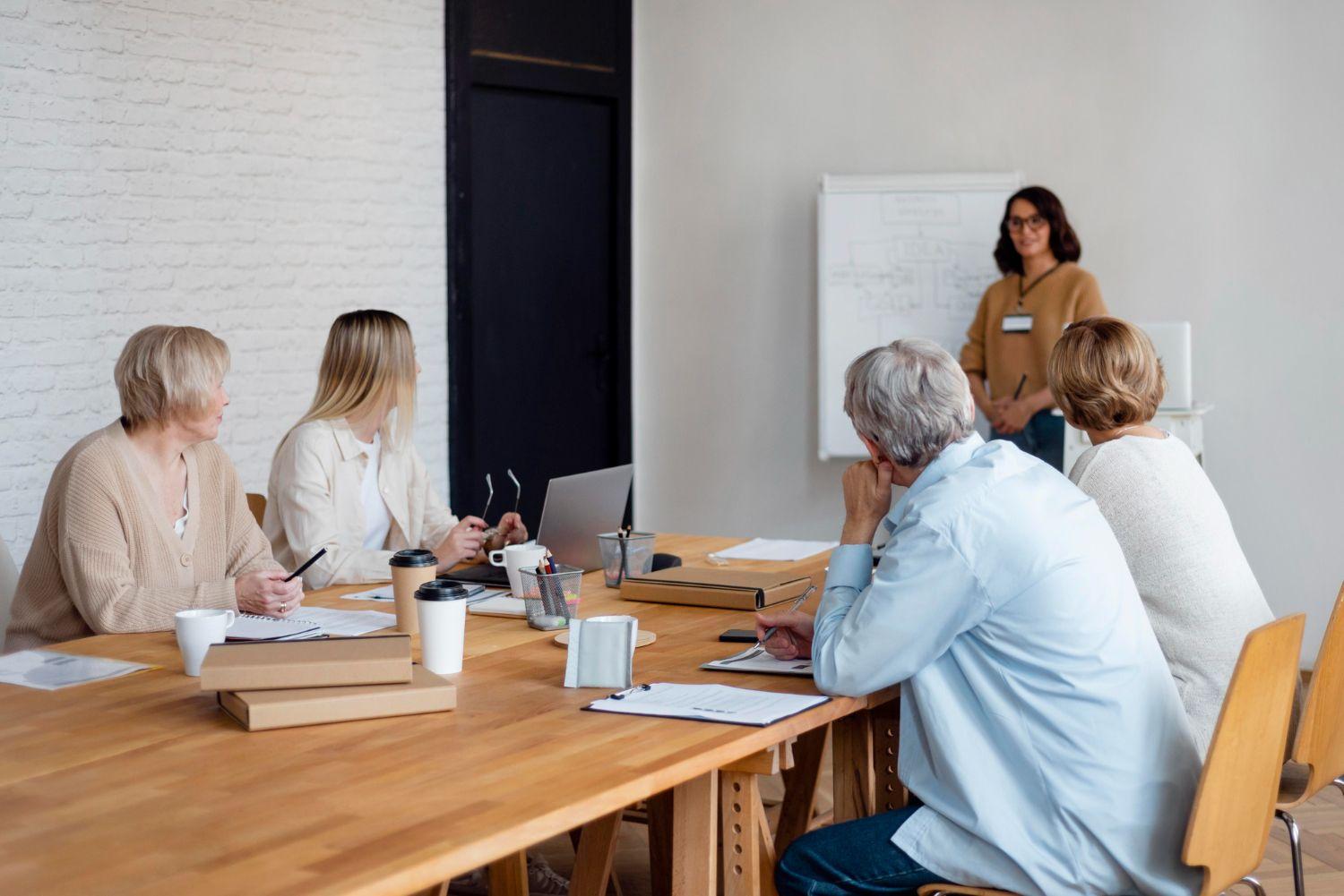 Parados de larga duración acudiendo a un curso. Foto Freepik