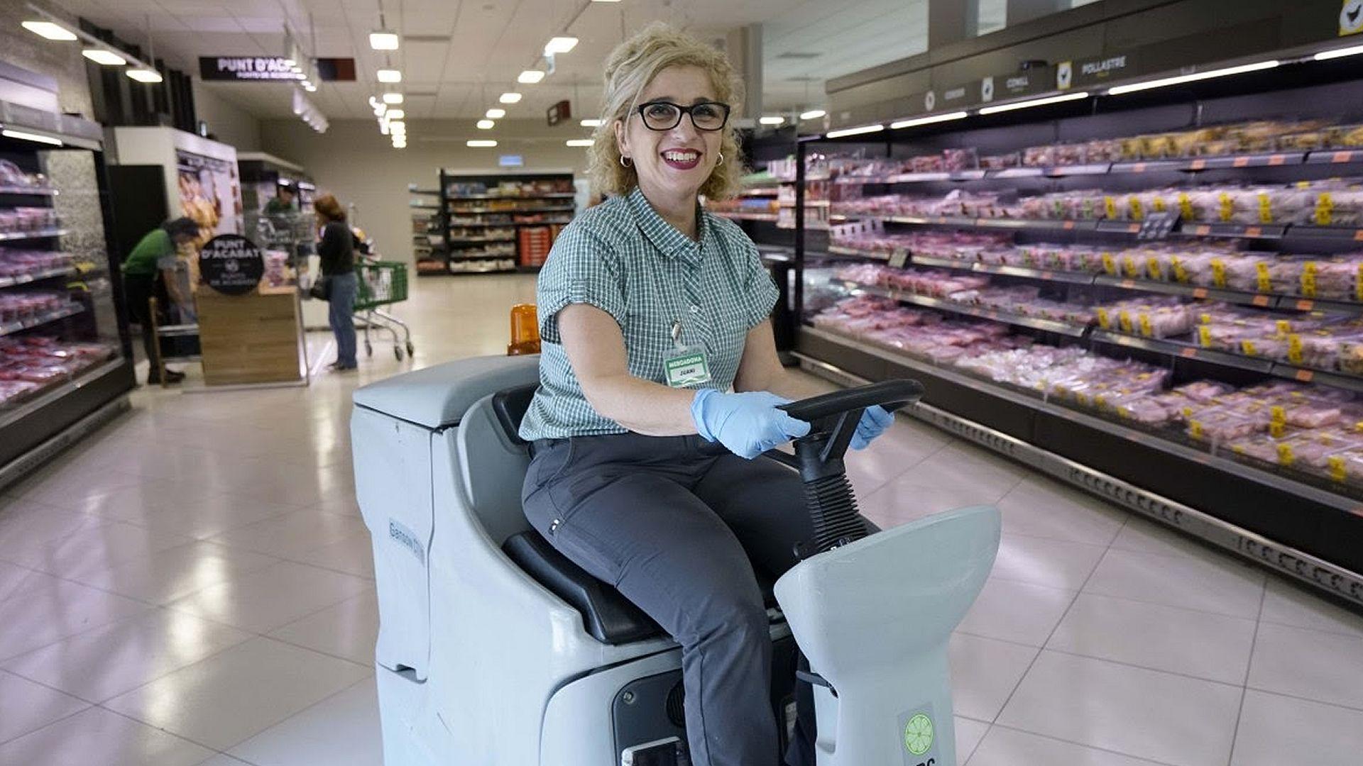 Mujer trabajando en un supermercado Mercadona. Fuente: Mercadona.