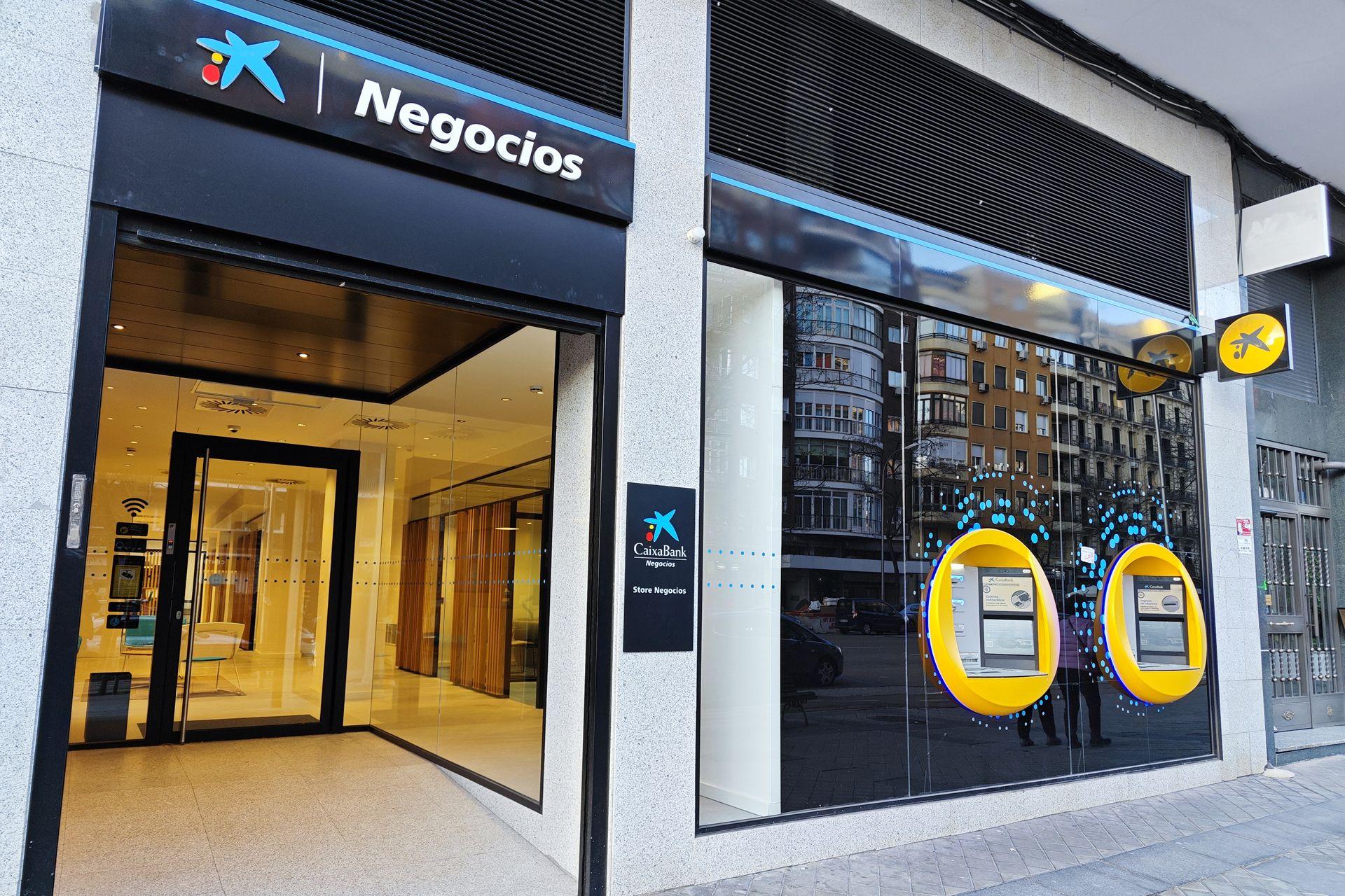 Oficina bancaria de CaixaBank. Codigo2 Studios