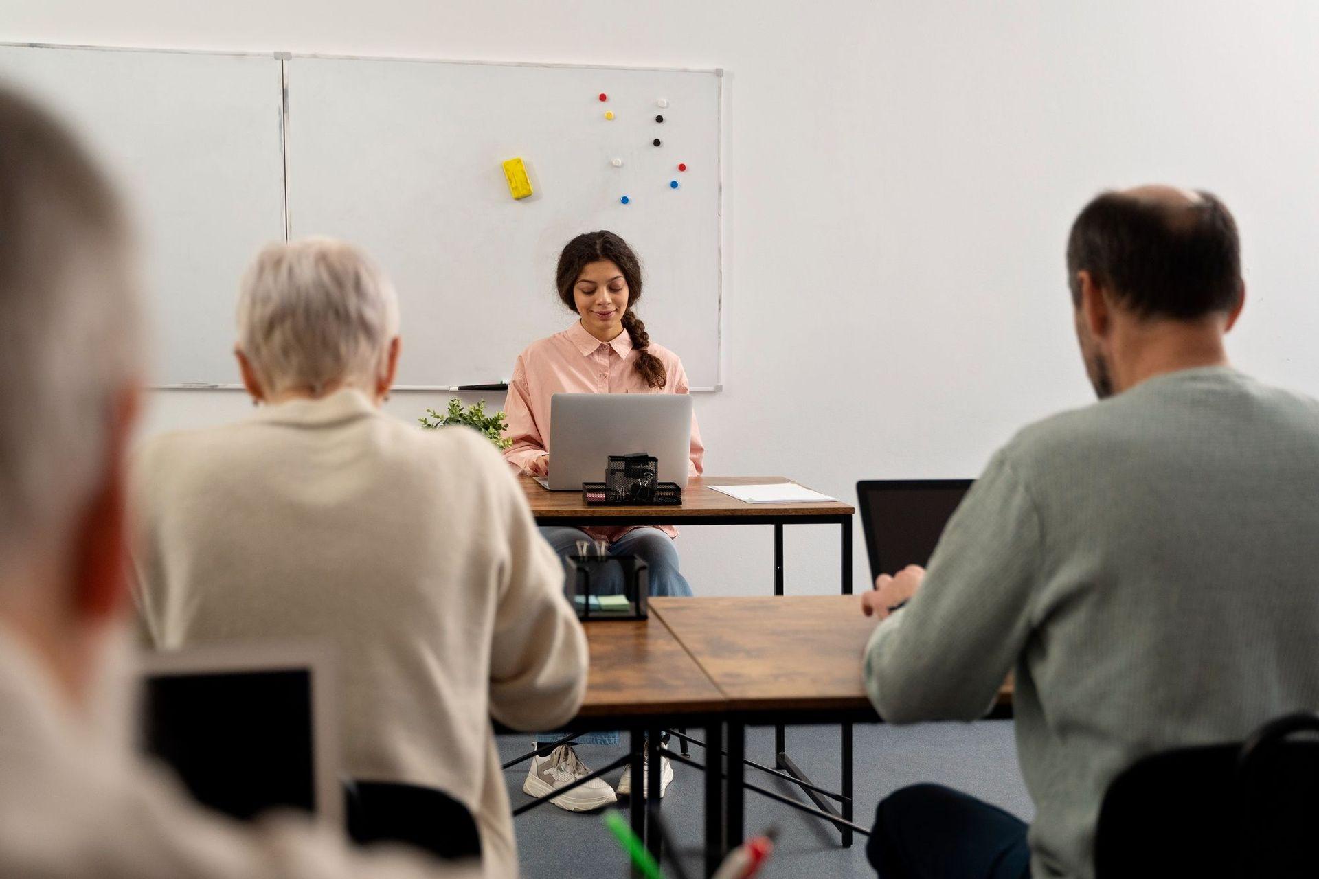 Personas acudiendo a cursos de capacitacion. Foto Freepik