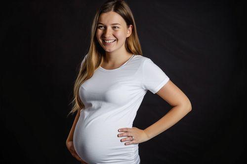 ¿Qué síntomas tiene una mujer en los primeros 15 días de embarazo?