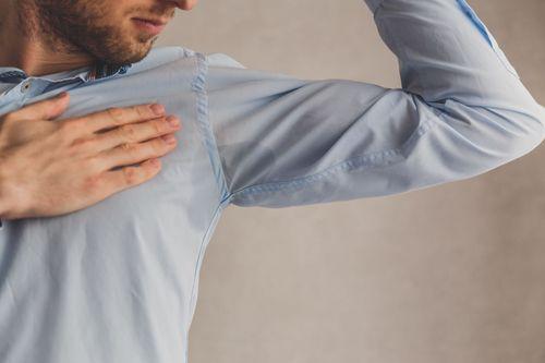 Cómo quitar el mal olor de axilas y el exceso de sudor con remedios naturales y para siempre