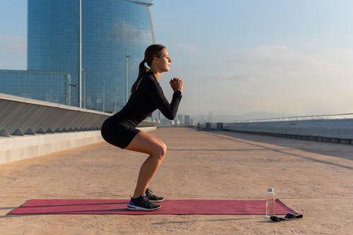 Sentadillas ski: la variante de las sentadillas clásicas que trabaja glúteos, brazos y acelera el metabolismo