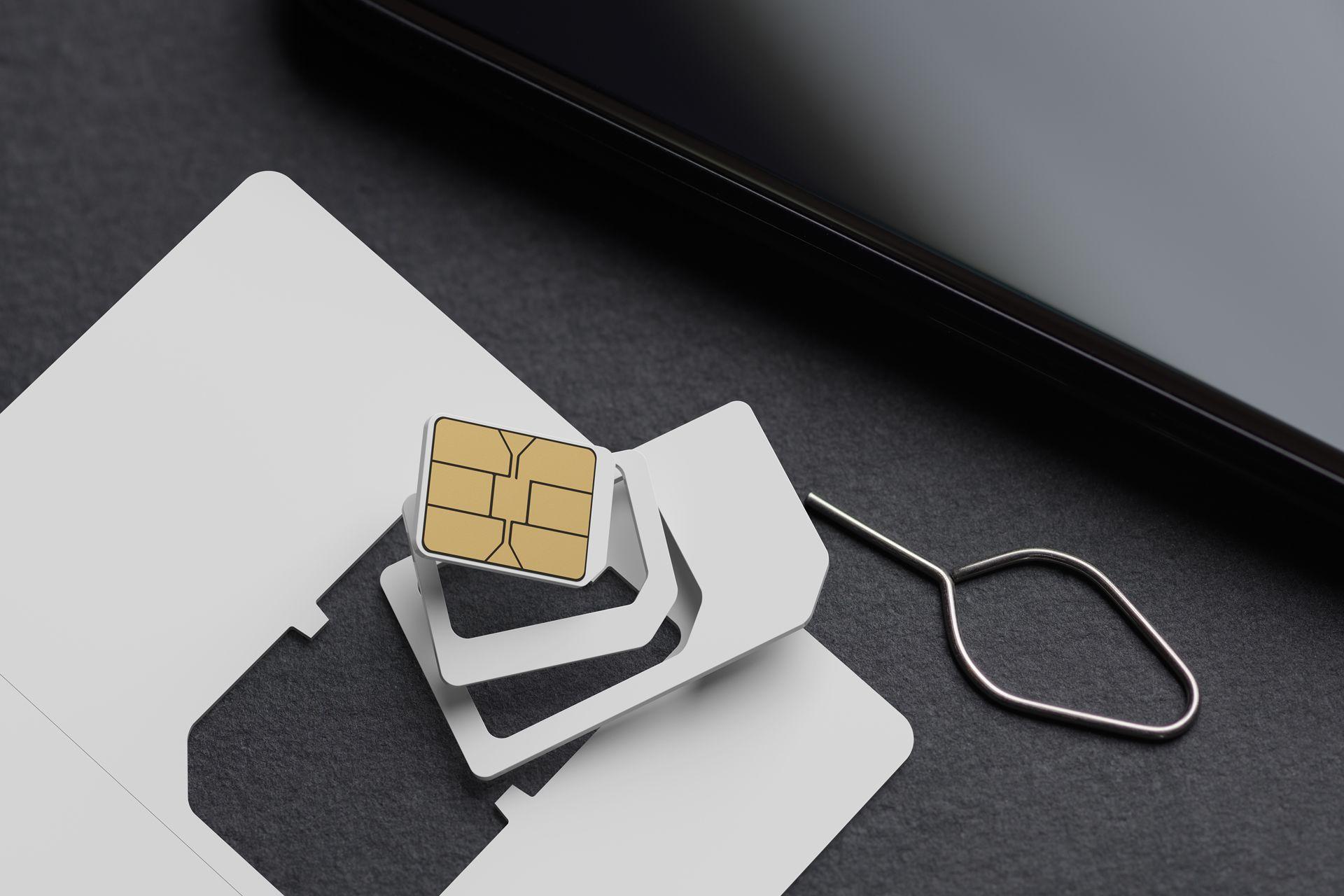 Tarjeta SIM y teléfono móvil.