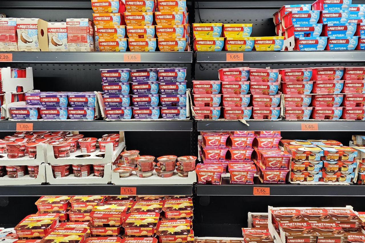 Mural de yogures en un supermercado Mercadona. Codigo2 Studios